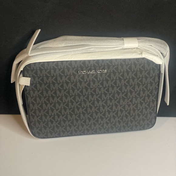 Michael Kors Jet Set Large East West Black Crossbody Bag BNWT - Picture 3 of 6